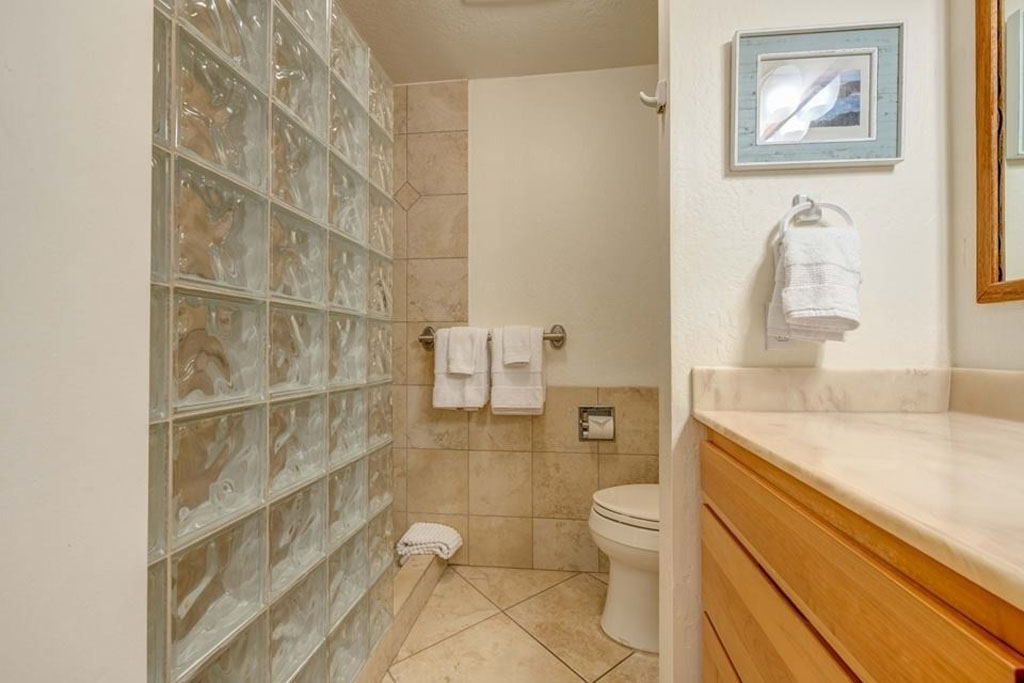 Kahala 623 bathroom